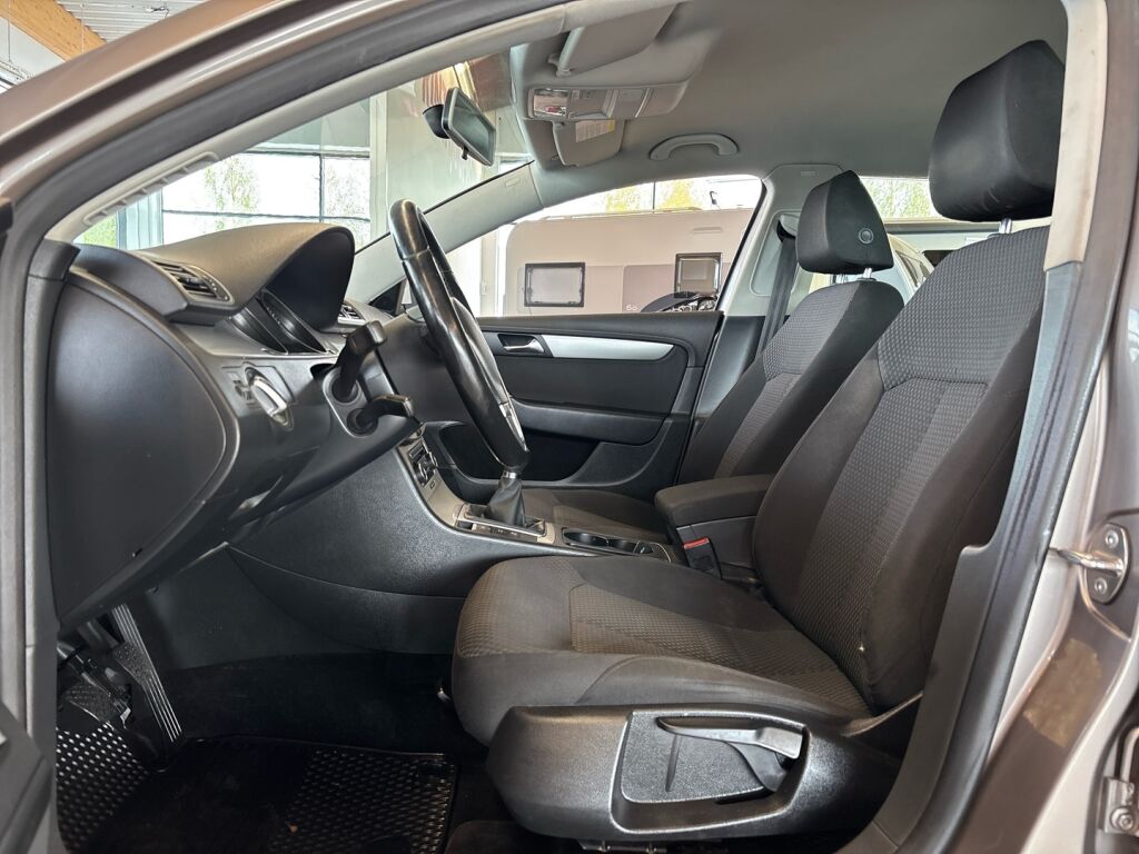 Volkswagen Passat 2011 Ruskea (beige)