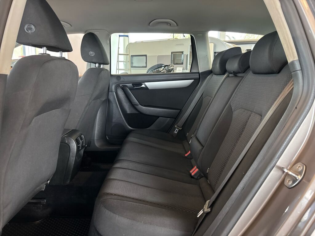 Volkswagen Passat 2011 Ruskea (beige)