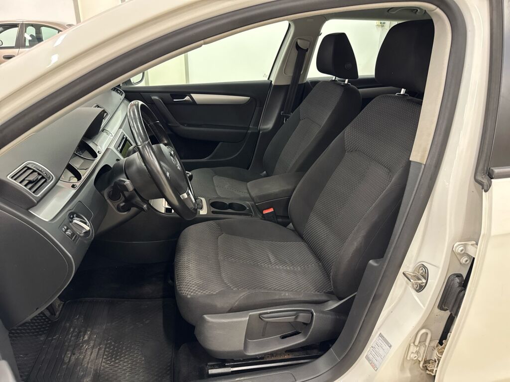 Volkswagen Passat 2011 Valkoinen