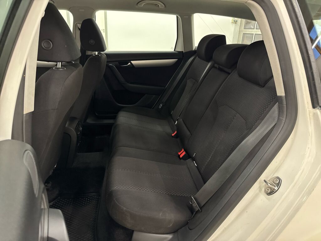 Volkswagen Passat 2011 Valkoinen