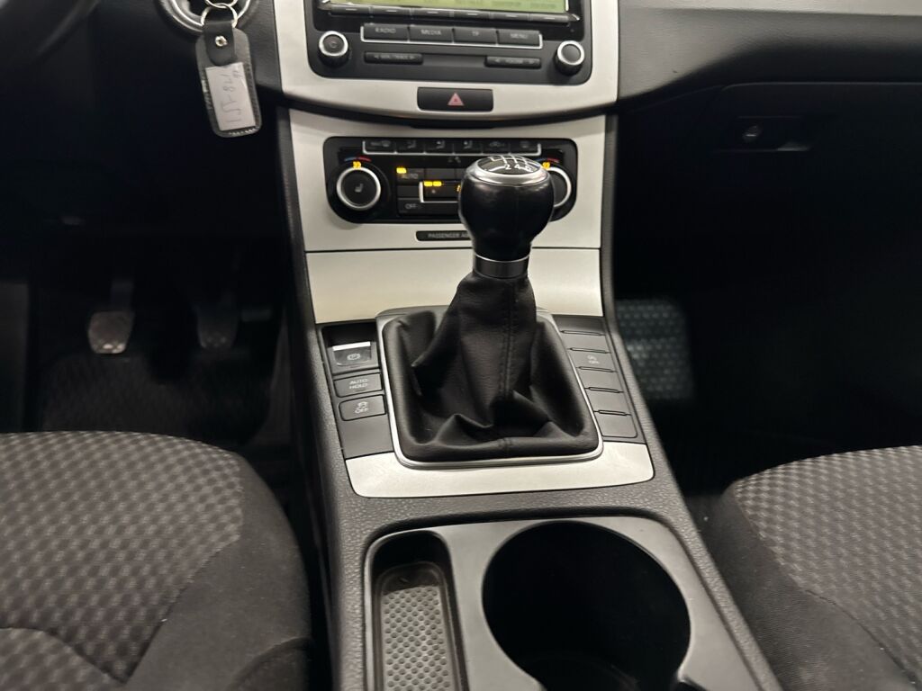 Volkswagen Passat 2011 Valkoinen