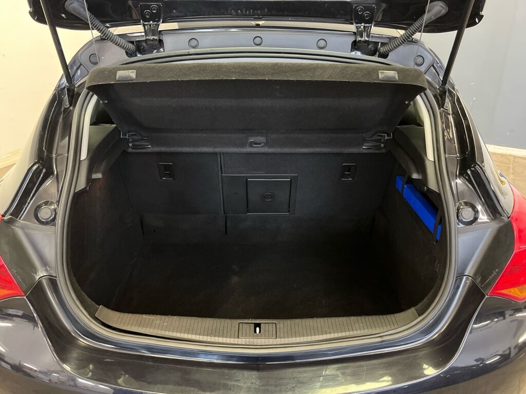 Opel Astra 2011 Musta