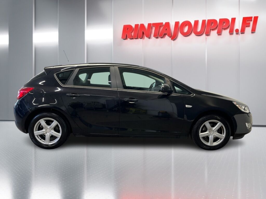 Opel Astra 2011 Musta