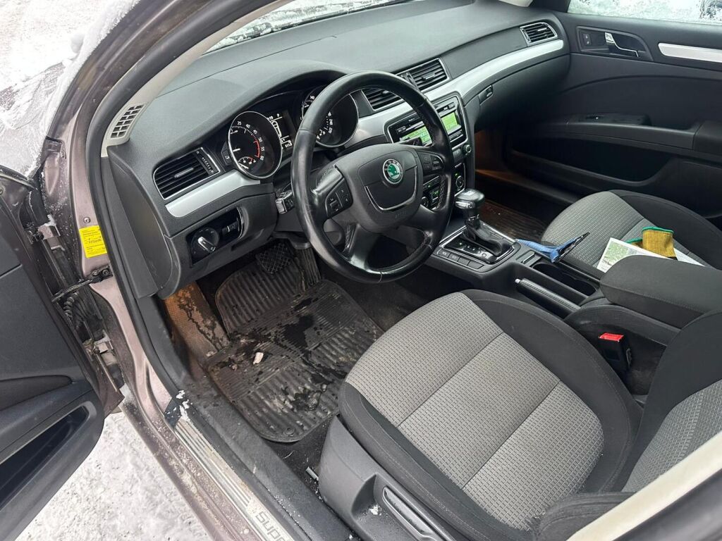 Skoda Superb 2011 Harmaa