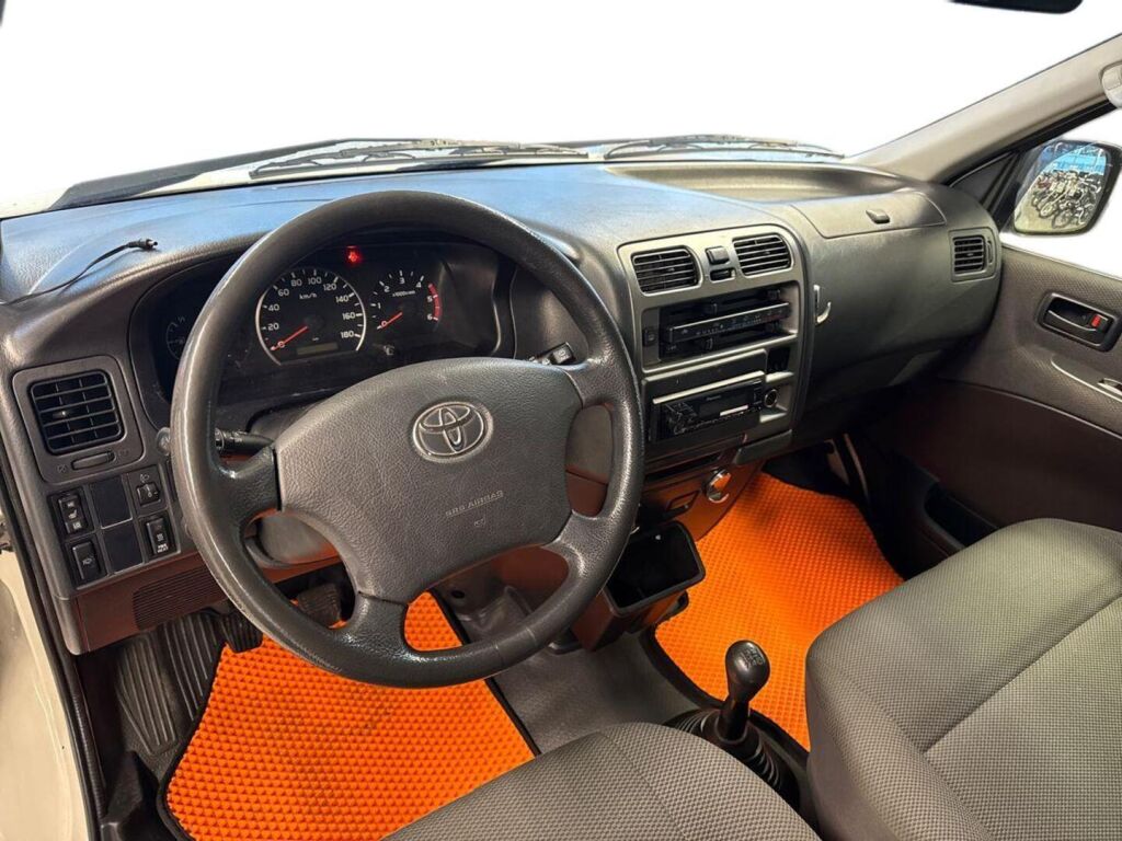 Toyota Hiace 2011 Valkoinen