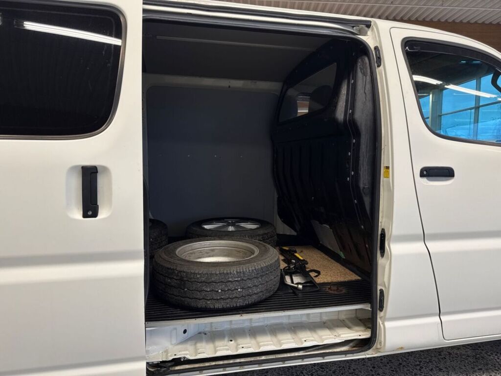 Toyota Hiace 2011 Valkoinen