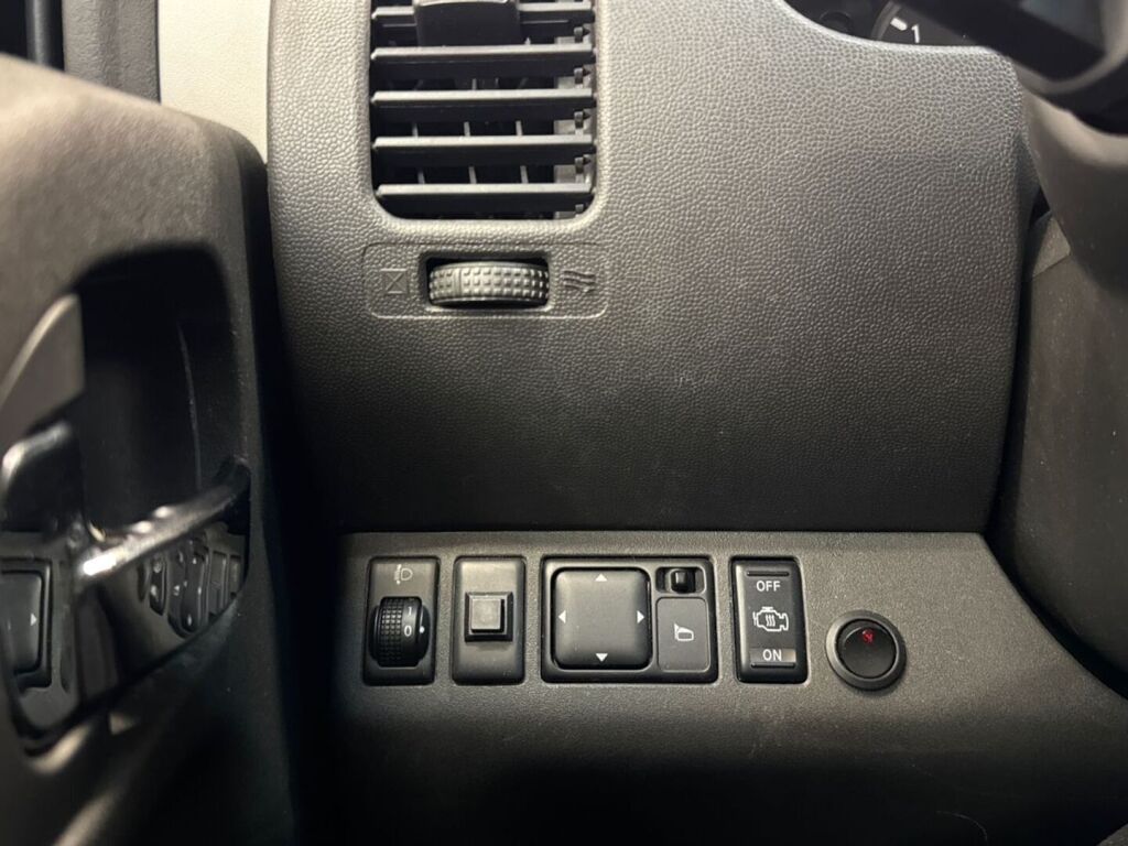 Nissan Navara 2006 Harmaa