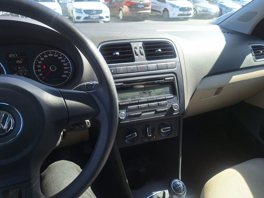 Volkswagen Polo 2011 Musta