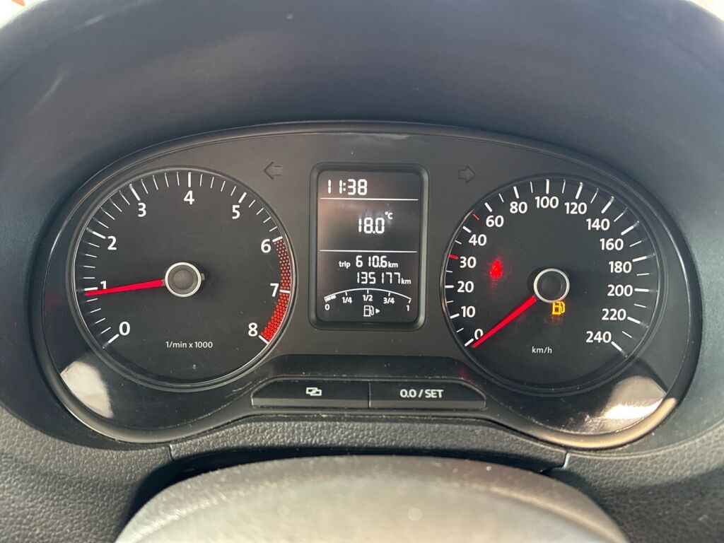 Volkswagen Polo 2011 Musta