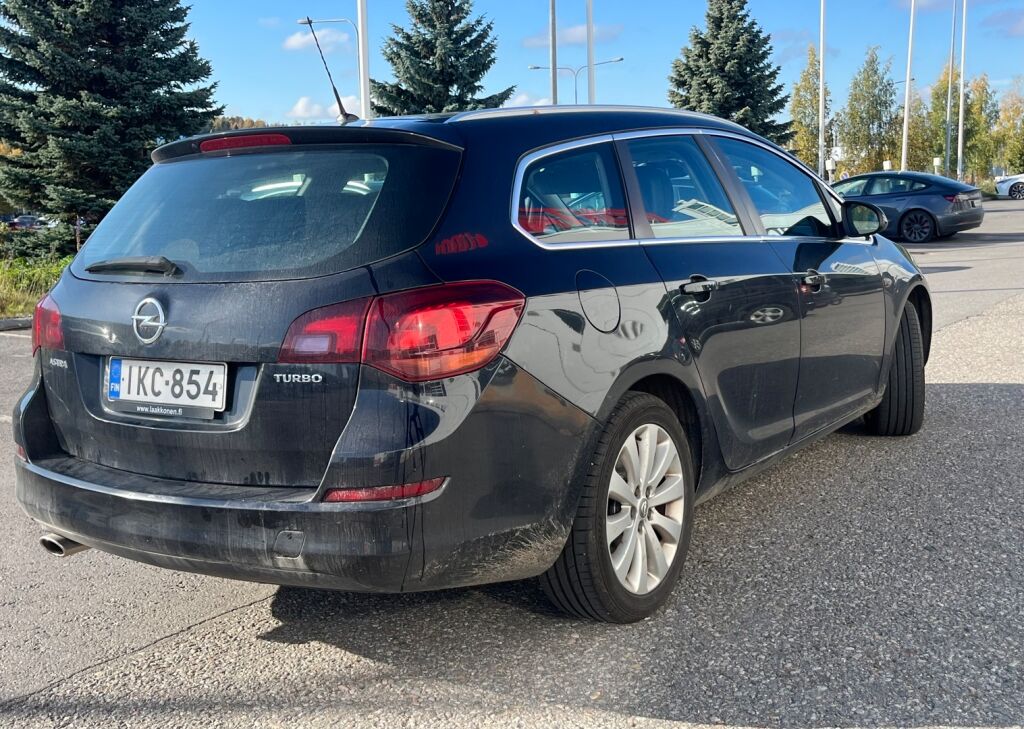 Opel Astra 2011 Musta