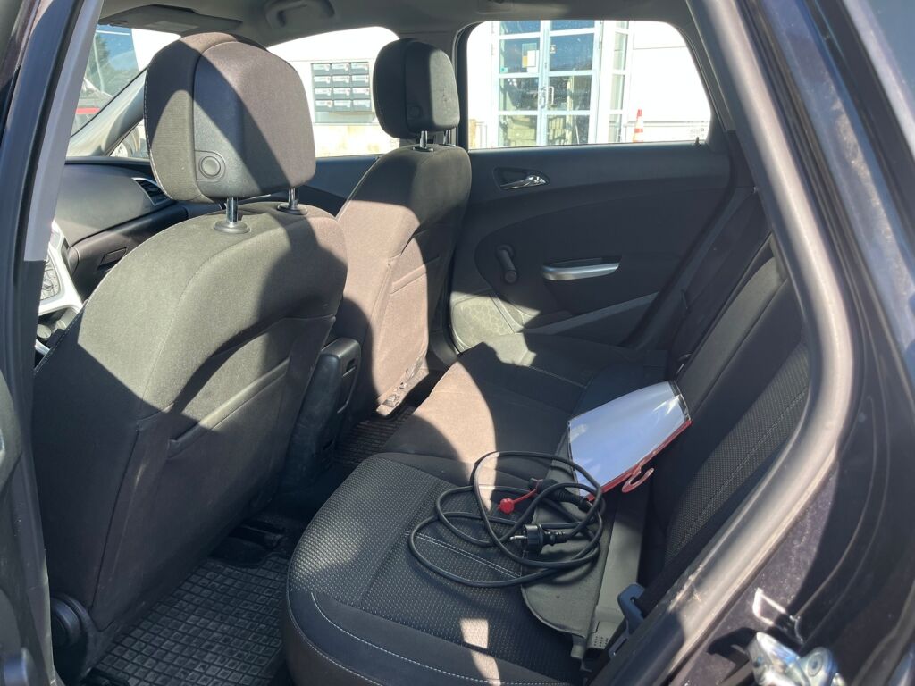 Opel Astra 2011 Musta