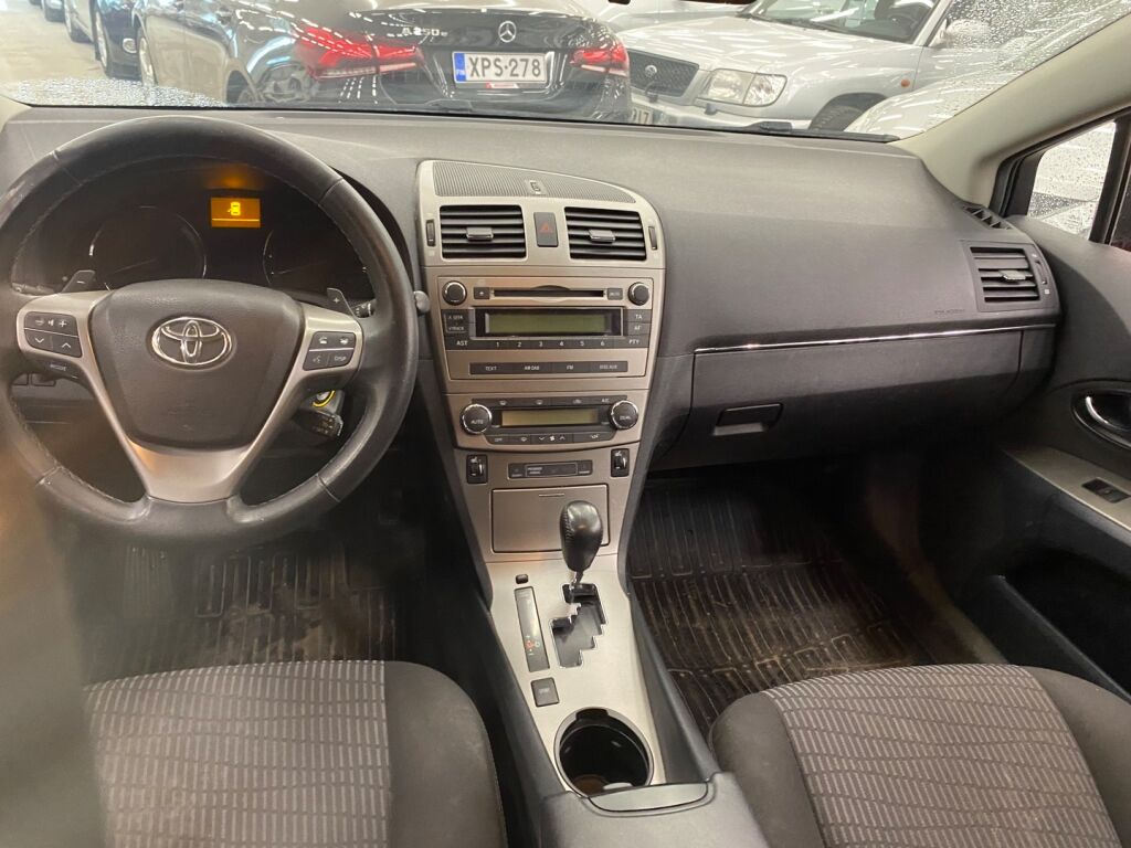 Toyota Avensis 2011 Punainen