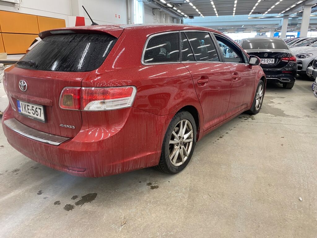 Toyota Avensis 2011 Punainen