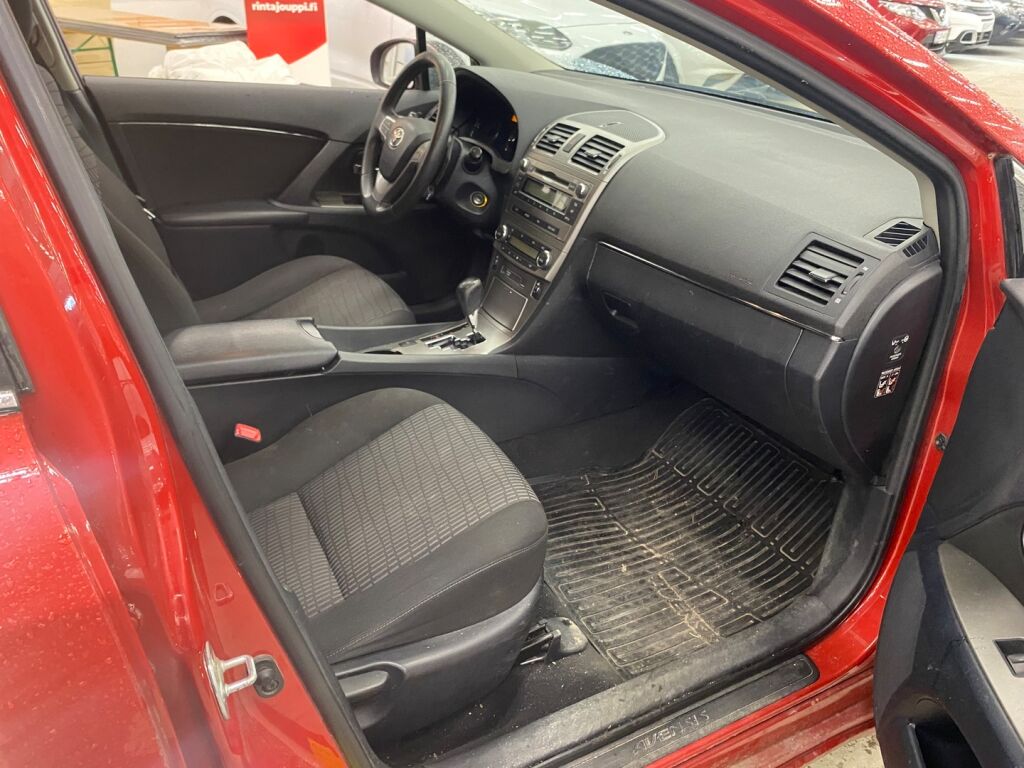 Toyota Avensis 2011 Punainen