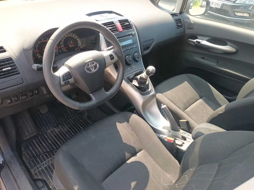 Toyota Auris 2011 Musta