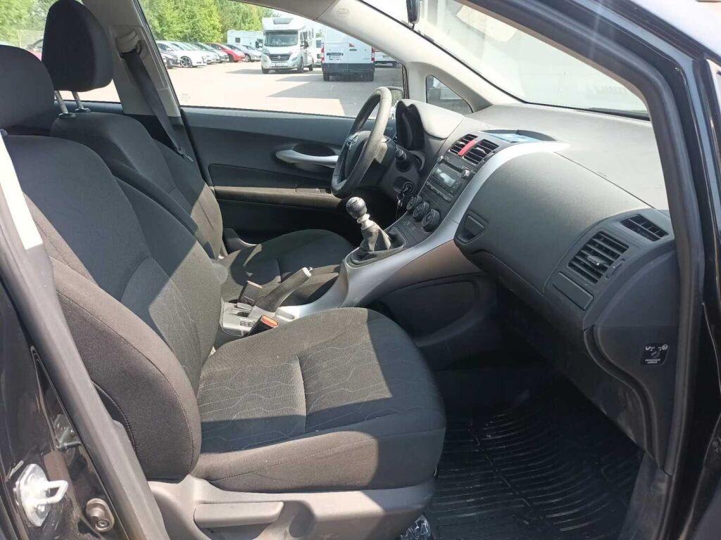 Toyota Auris 2011 Musta