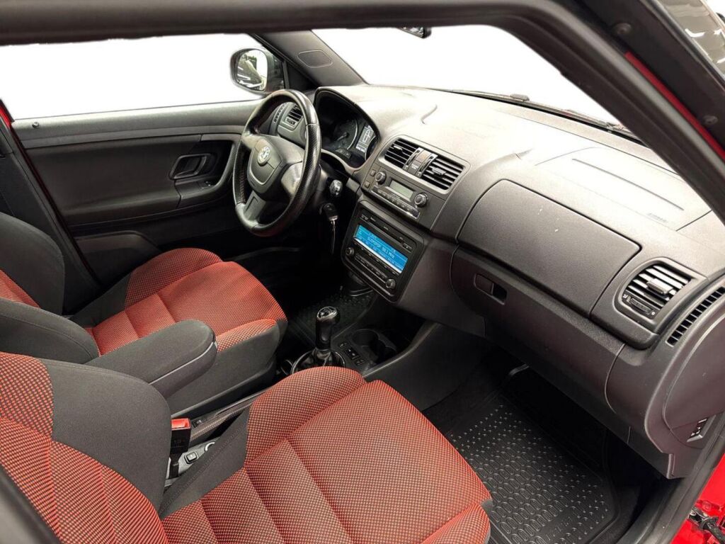 Skoda Fabia 2012 Punainen