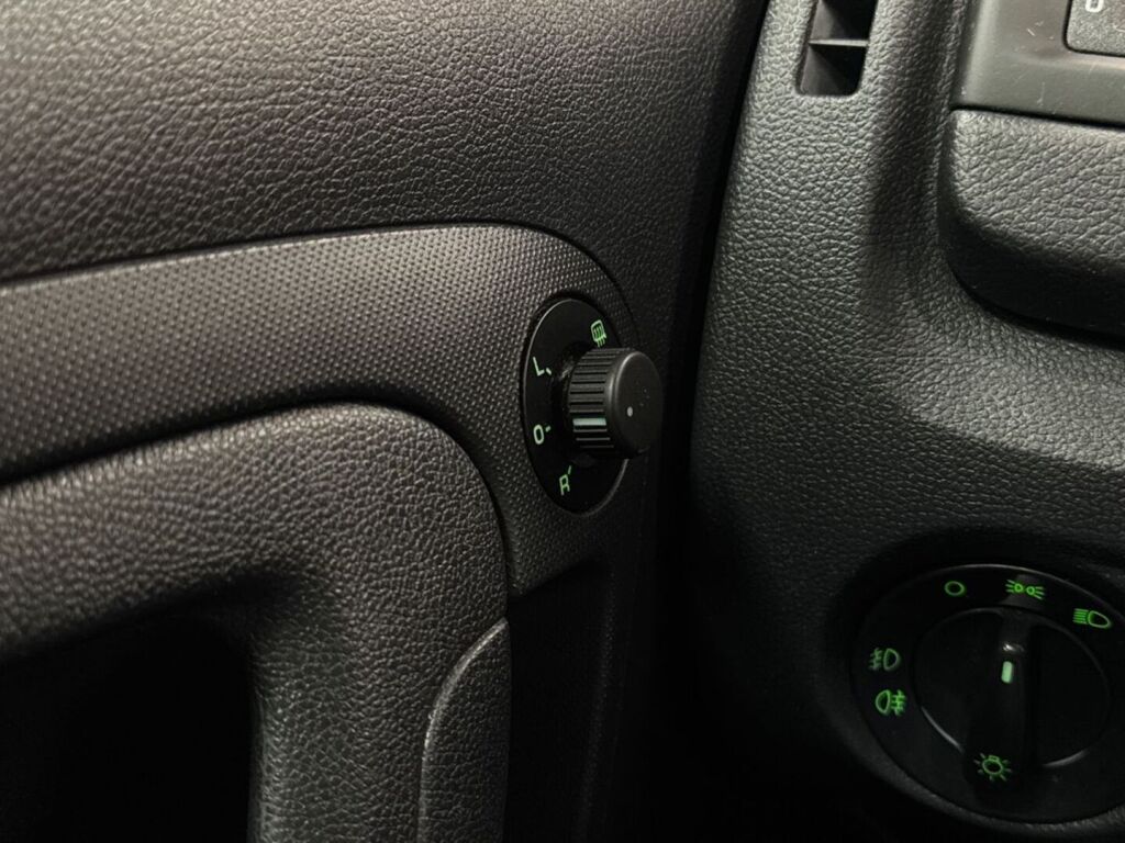 Skoda Fabia 2012 Punainen