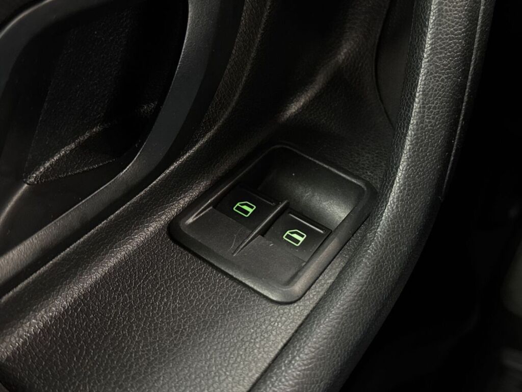 Skoda Fabia 2012 Punainen