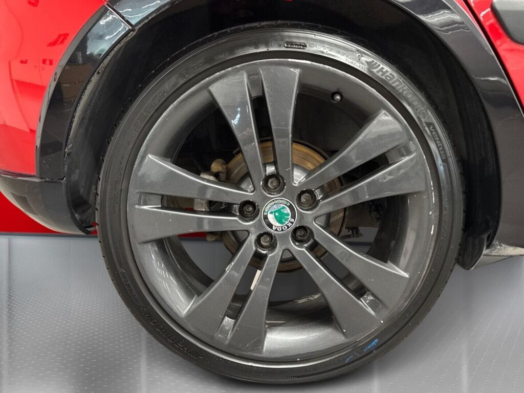 Skoda Fabia 2012 Punainen