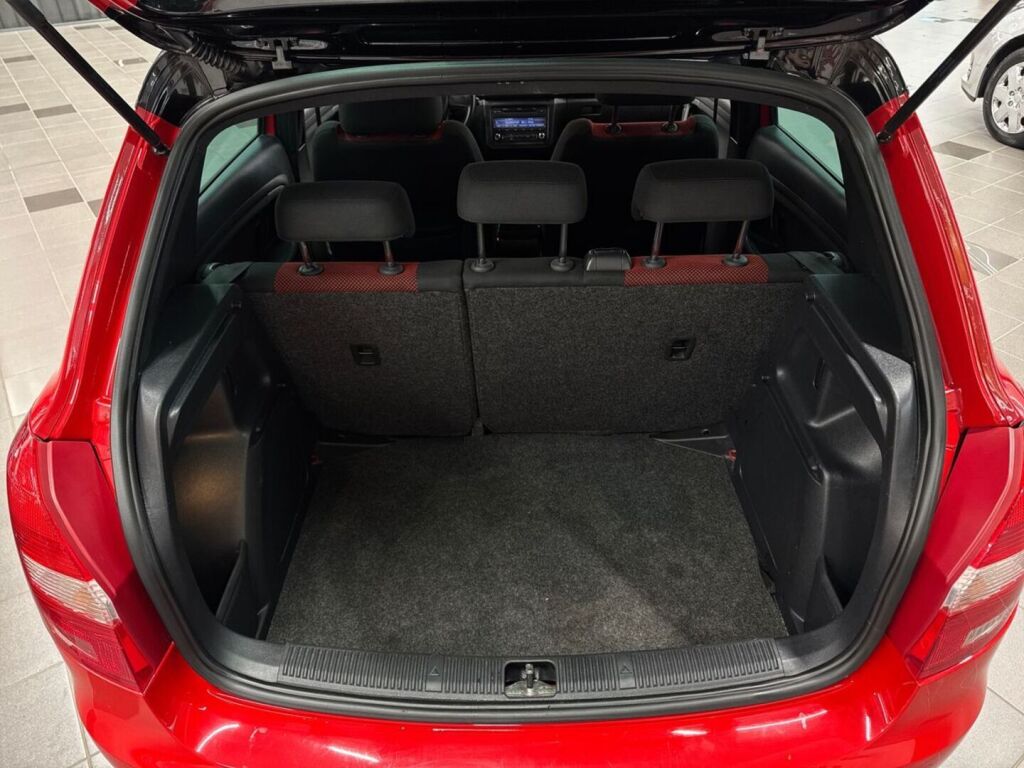 Skoda Fabia 2012 Punainen