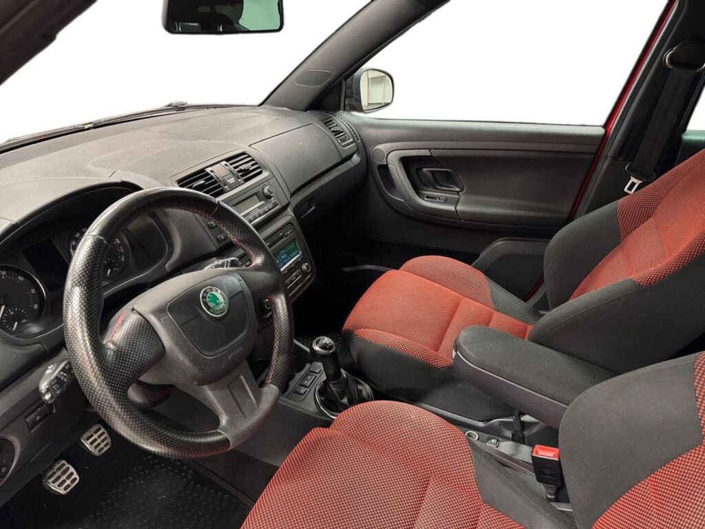 Skoda Fabia 2012 Punainen