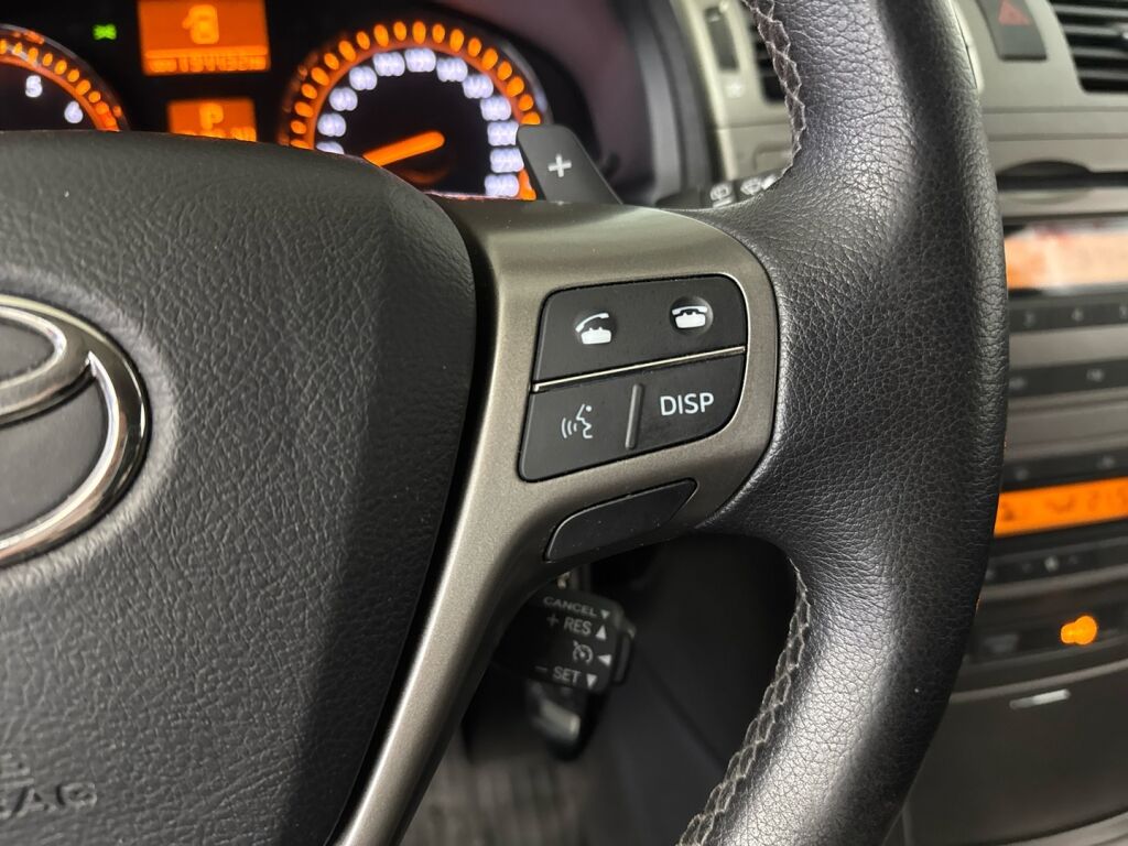 Toyota Avensis 2011 Vihreä