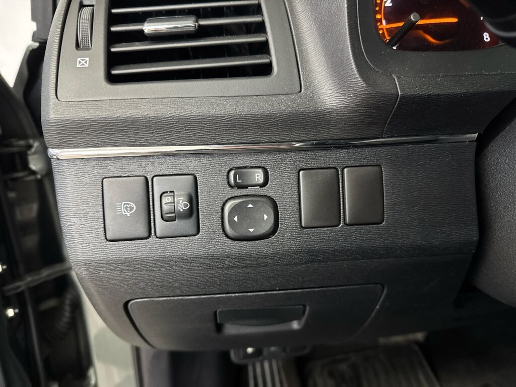 Toyota Avensis 2011 Vihreä