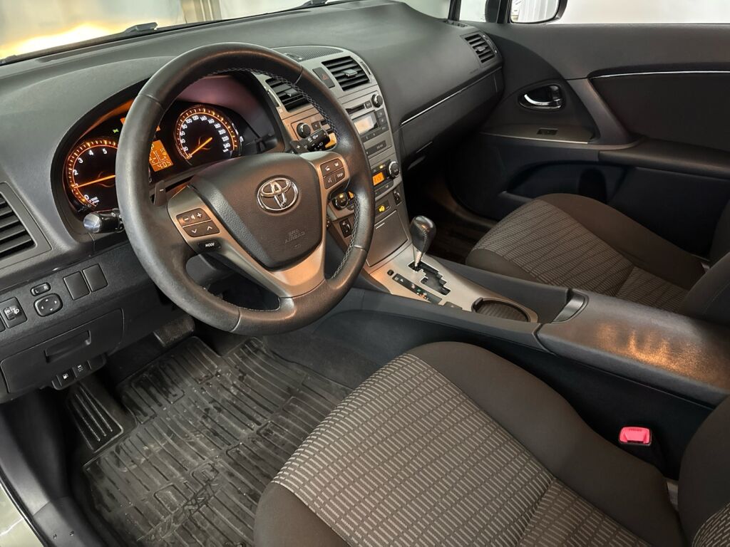 Toyota Avensis 2011 Vihreä