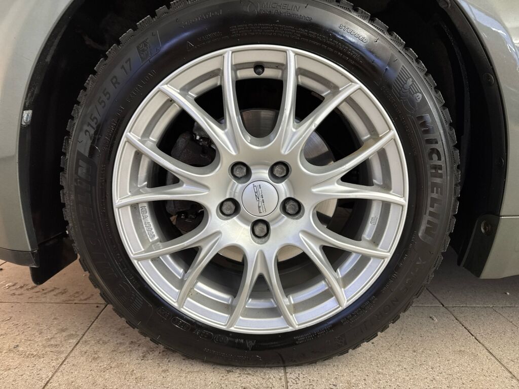 Toyota Avensis 2011 Vihreä