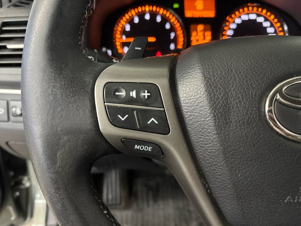 Toyota Avensis 2011 Vihreä