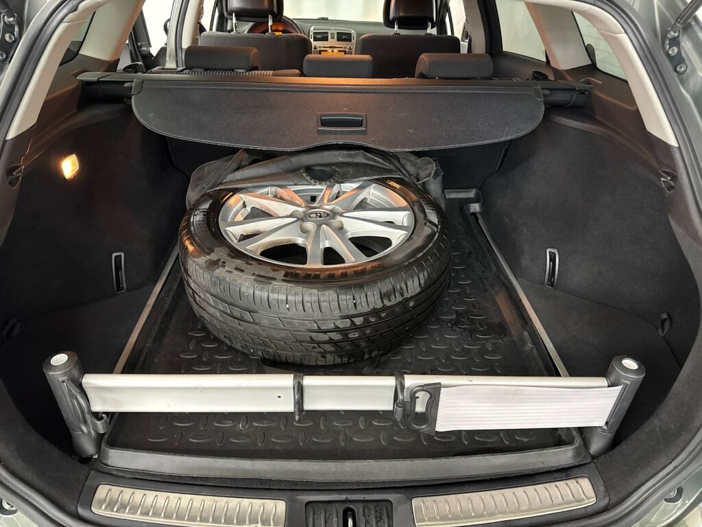 Toyota Avensis 2011 Vihreä