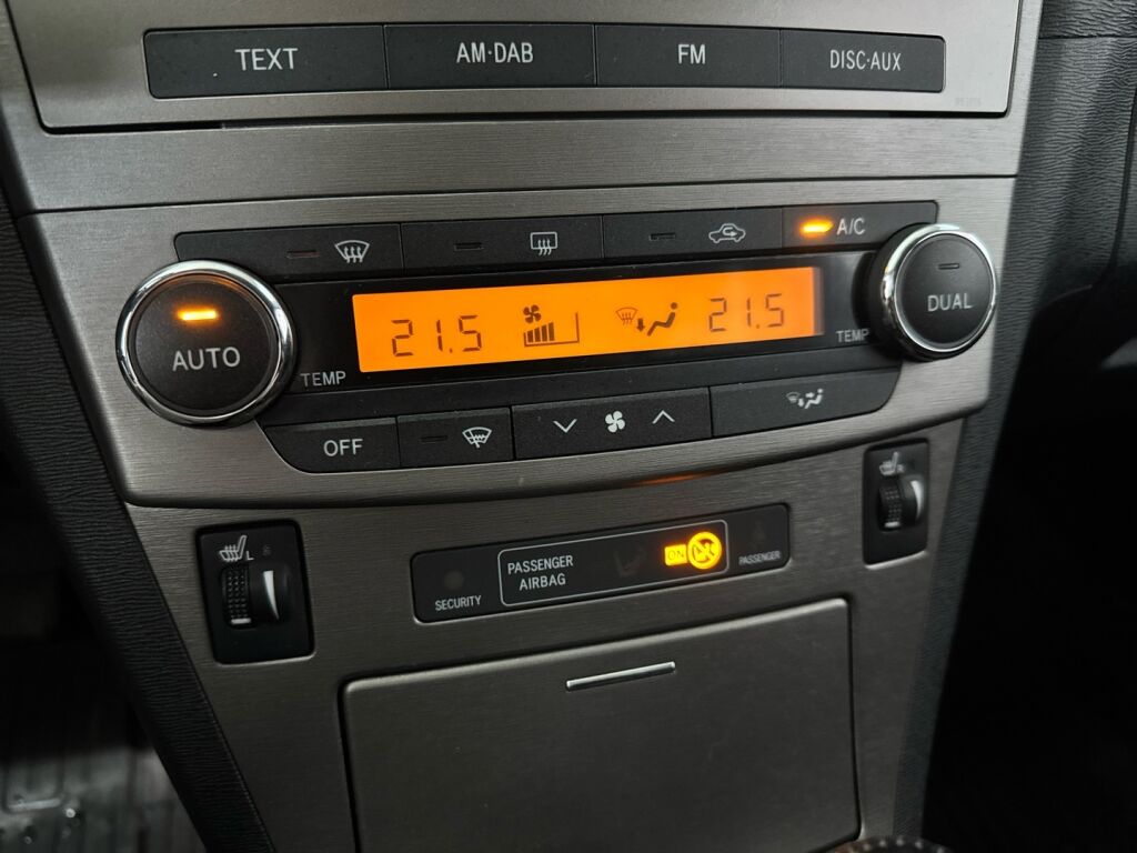 Toyota Avensis 2011 Vihreä