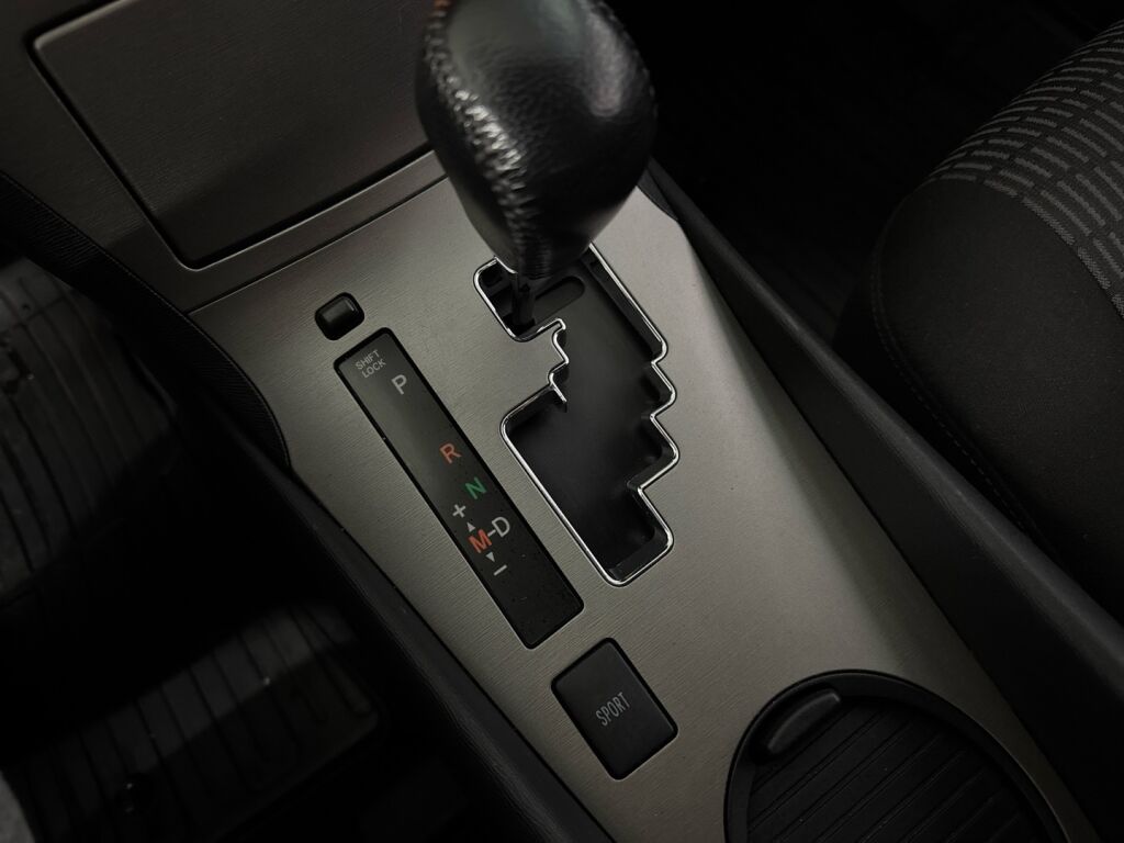 Toyota Avensis 2011 Vihreä