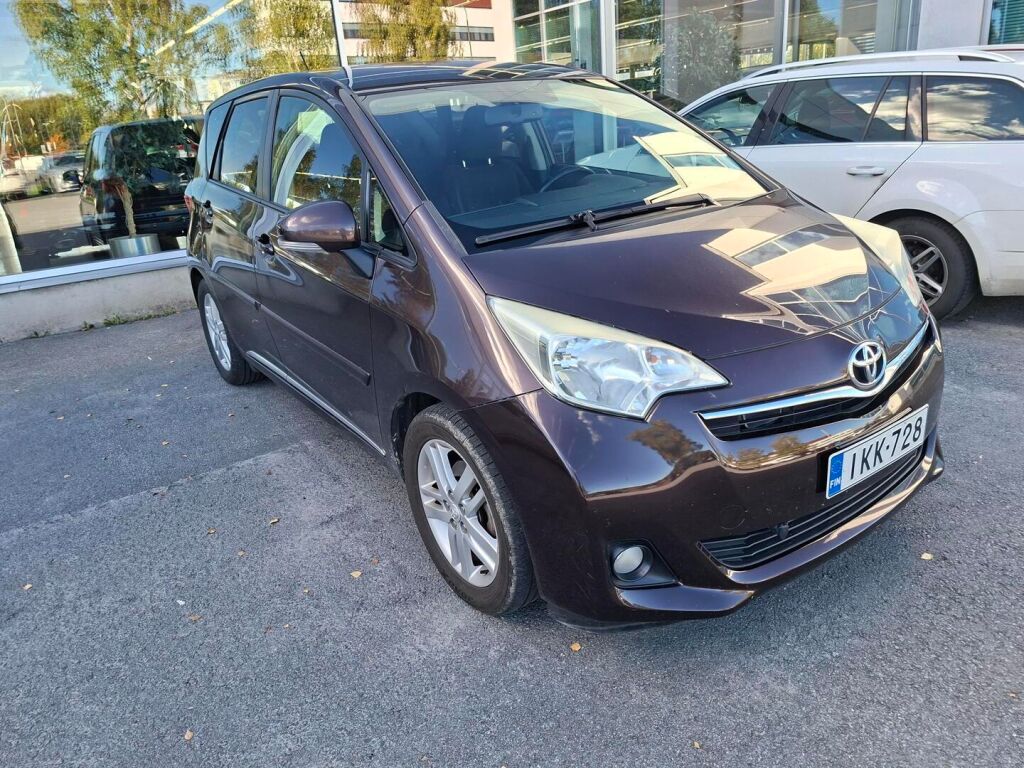 Toyota Verso-S 2011 Violetti