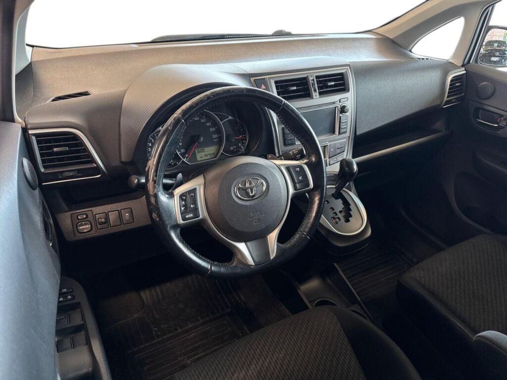 Toyota Verso-S 2011 Violetti