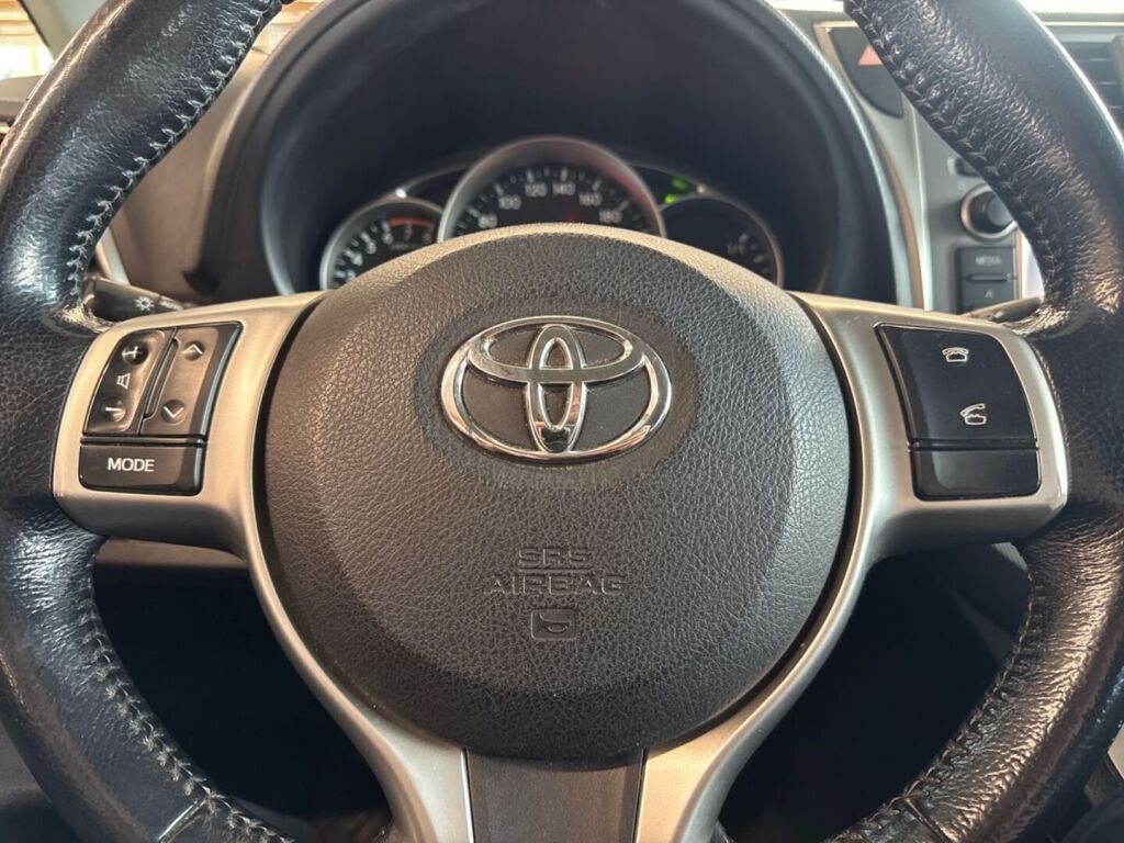 Toyota Verso-S 2011 Violetti