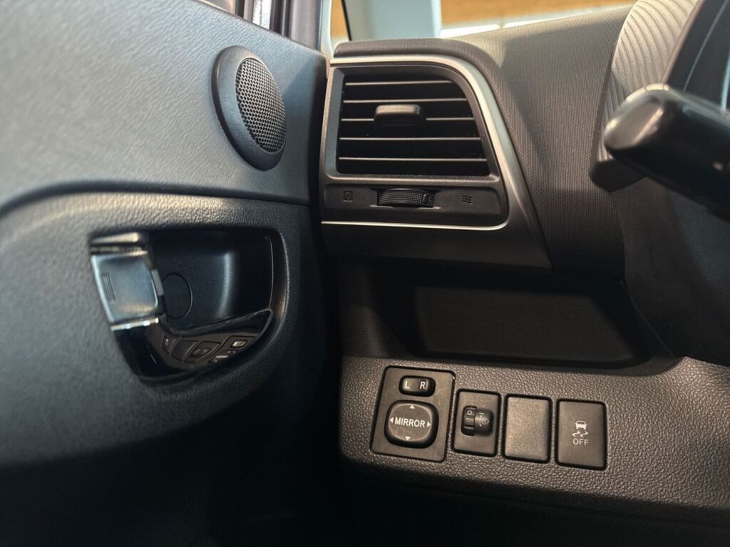 Toyota Verso-S 2011 Violetti
