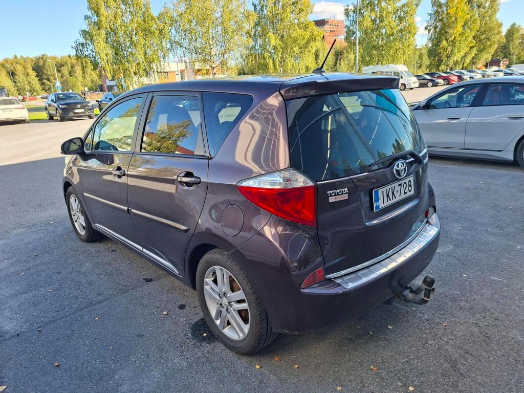 Toyota Verso-S 2011 Violetti