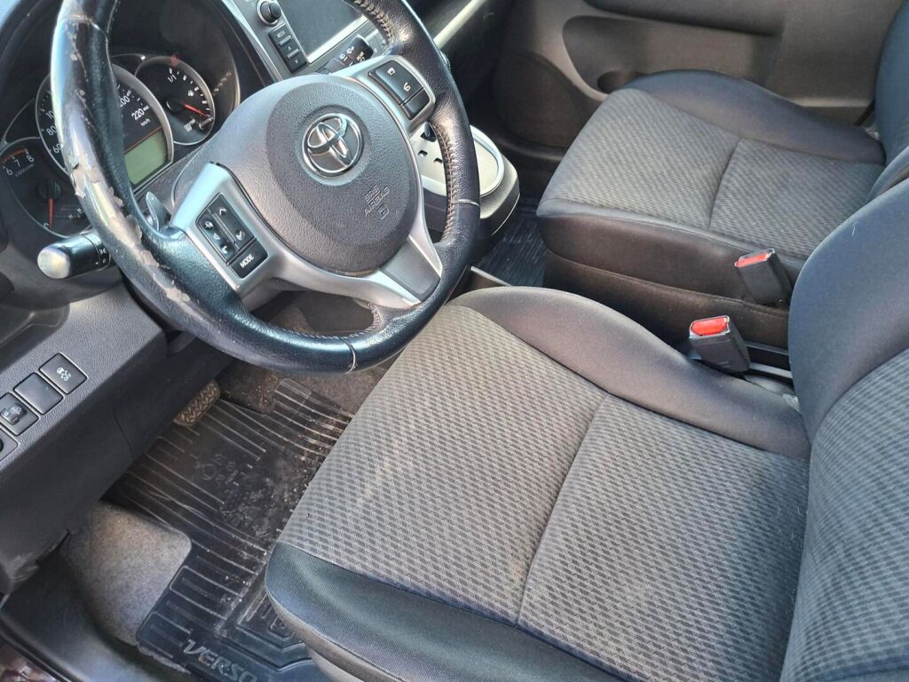 Toyota Verso-S 2011 Violetti