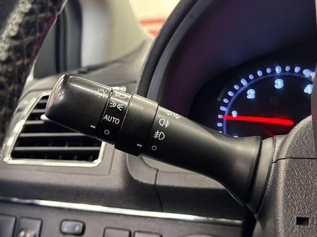 Toyota Avensis 2012 Musta