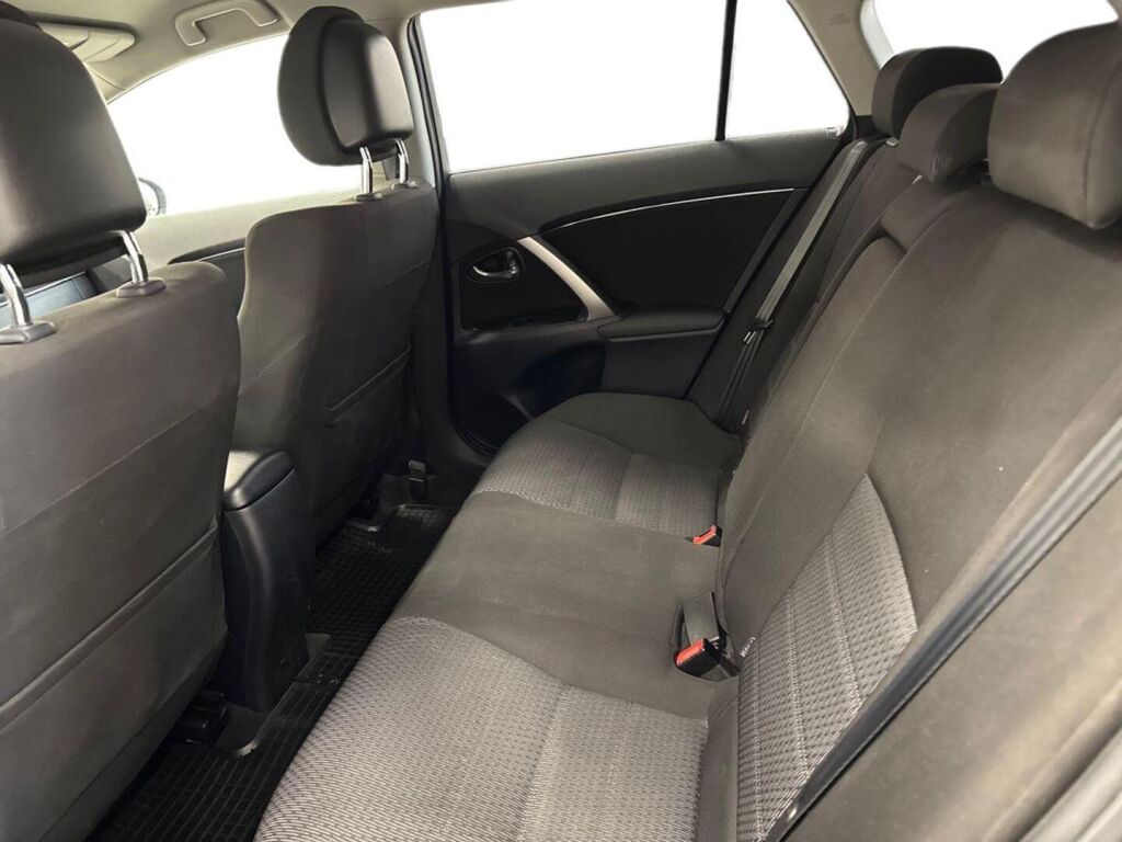 Toyota Avensis 2012 Musta