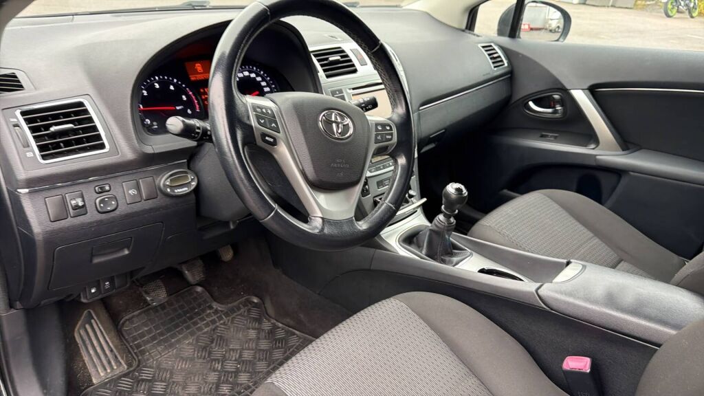 Toyota Avensis 2012 Musta