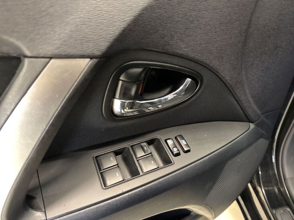 Toyota Avensis 2012 Musta