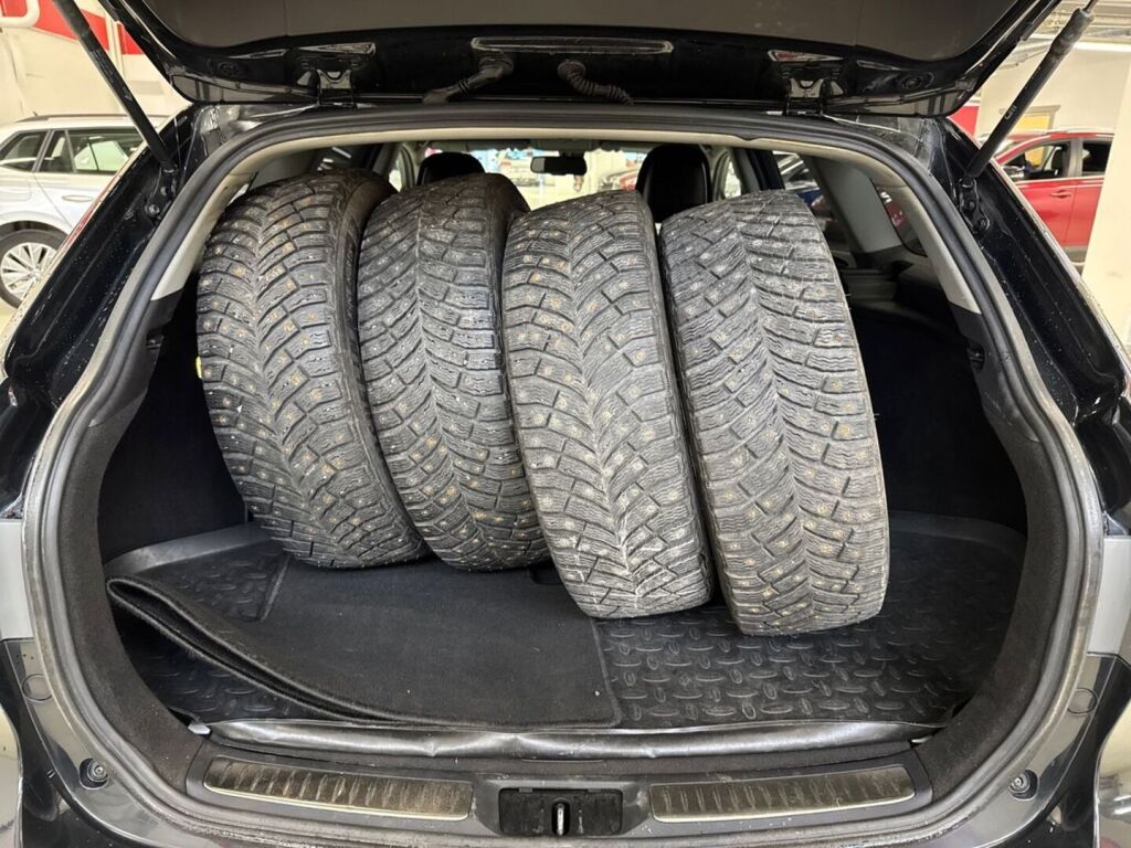 Toyota Avensis 2012 Musta