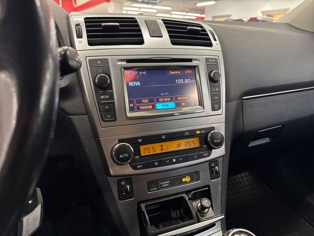 Toyota Avensis 2012 Musta