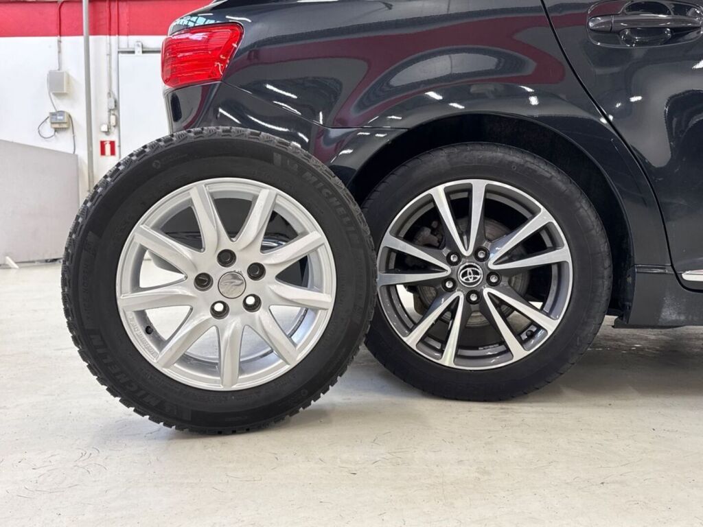 Toyota Avensis 2012 Musta
