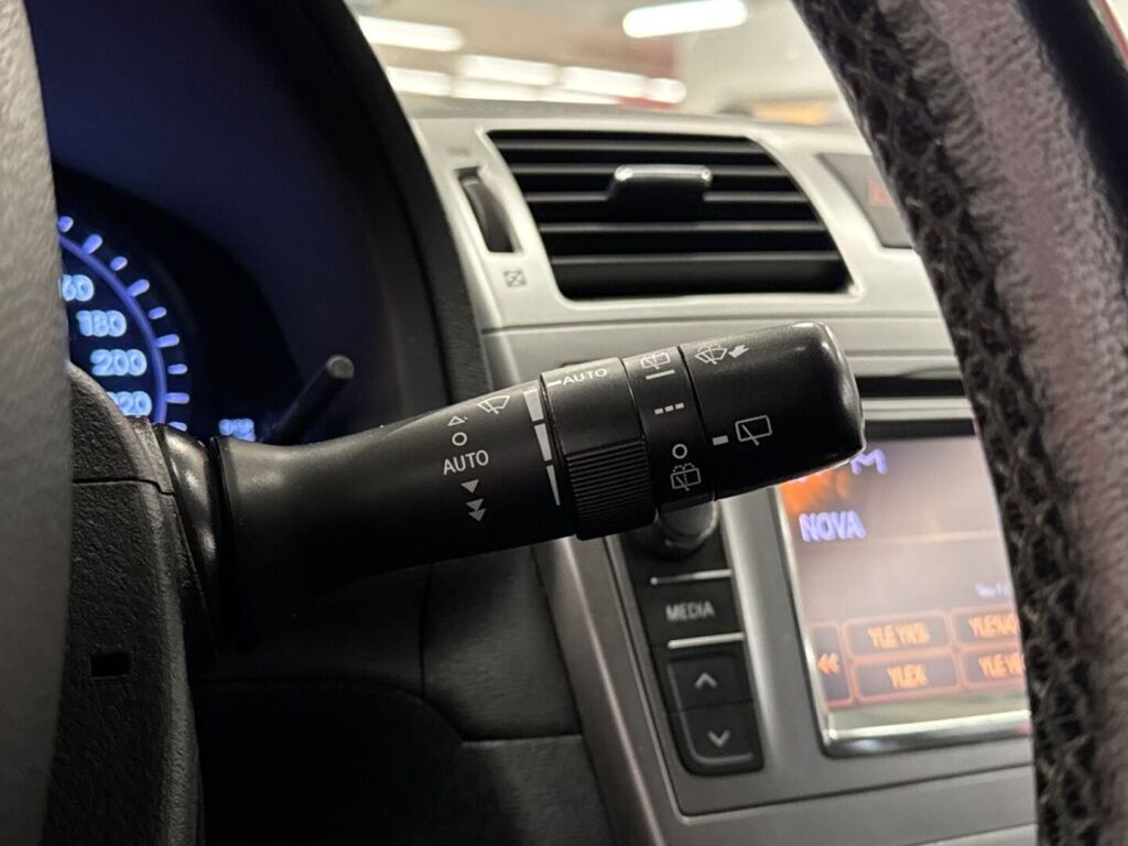 Toyota Avensis 2012 Musta