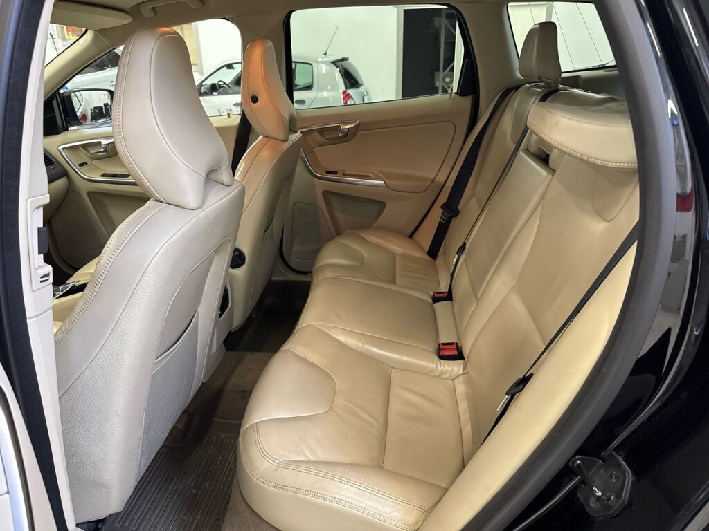 Volvo XC60 2012 Musta