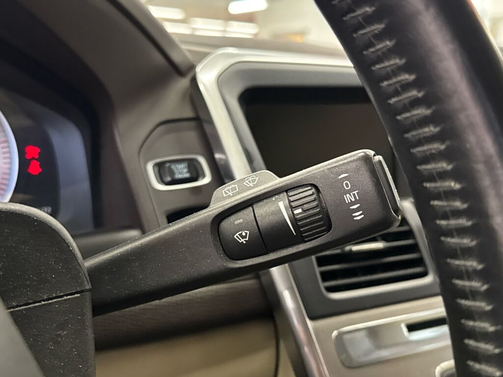 Volvo XC60 2012 Musta